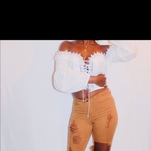 White laced crop to in sizes 2, 4, 6, 8 , !!